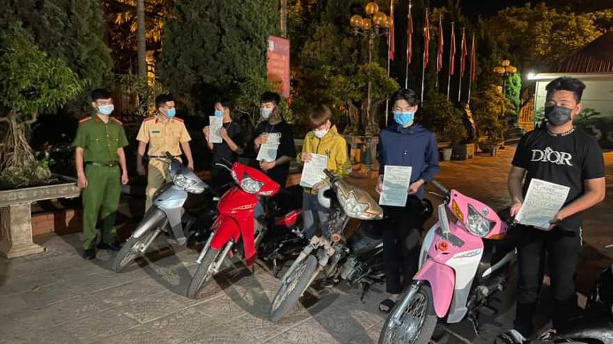 Nhóm quái xế tụ tập đua xe bất chấp dịch Covid-19